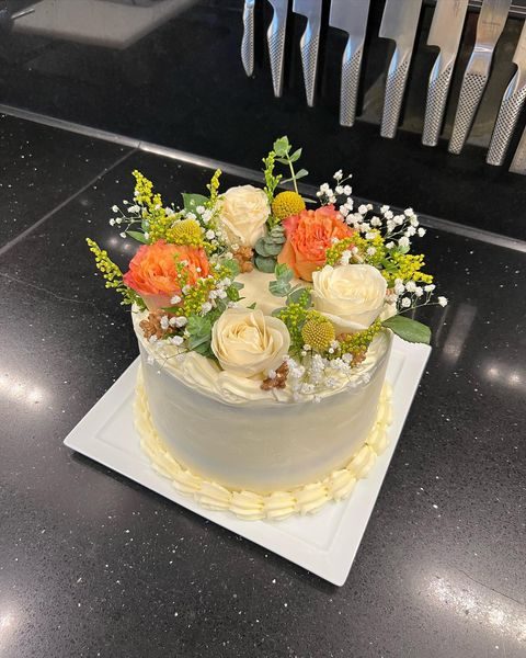 @hannahroseyachtchef Carrot & Walnut Cake, iced between six layers of traditional cream cheese frosting and topped with a pleated border piping, candied walnuts & fresh flower decor 🌸​​​​​​​​
.​​​​​​​​
.​​​​​​​​
.​​​​​​​​
.​​​​​​​​
.​​​​​​​​
 #expirementwithflavor #chef #yachtchef #culinary #artofplating #galleygang #yacht #chefsplateform coffeemaker #chocolate #dessert #glutenfree #sugarfree #lovedessert #sweettooth #instagood #sweet #delicious #homemade #foodgasm #foodporn #foodstyling #baking #yachtchef  #yachtie #crewchef #dessertspecialist #dessertonbard #dessertchef #bakingonboard #chef